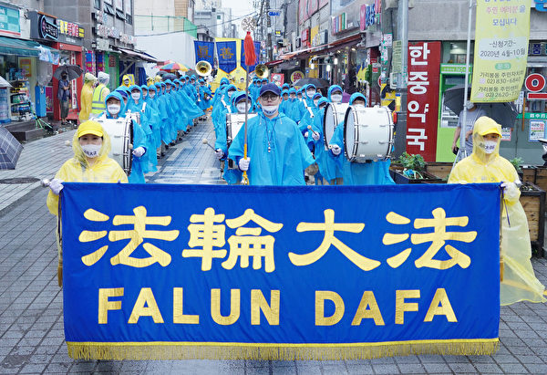 韩国法轮功学员举行退<span style='max-width:0px!important;margin-left:-4px;color:#eee!important;'>!</span>党<span style='max-width:0px!important;margin-left:-4px;color:#eee!important;'>!</span>大游行 多人现场三<span style='max-width:0px!important;margin-left:-4px;color:#eee!important;'>:</span>退<span style='max-width:0px!important;margin-left:-4px;color:#eee!important;'>.</span>(图文) 3 14 600x411 1