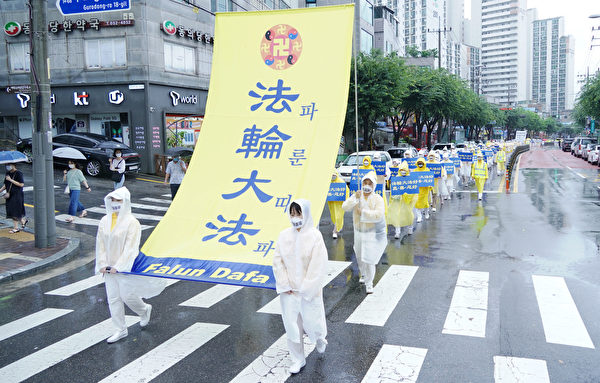 韩国法轮功学员举行退<span style='max-width:0px!important;margin-left:-4px;color:#eee!important;'>!</span>党<span style='max-width:0px!important;margin-left:-4px;color:#eee!important;'>!</span>大游行 多人现场三<span style='max-width:0px!important;margin-left:-4px;color:#eee!important;'>:</span>退<span style='max-width:0px!important;margin-left:-4px;color:#eee!important;'>.</span>(图文) 2 7 3 600x383 1
