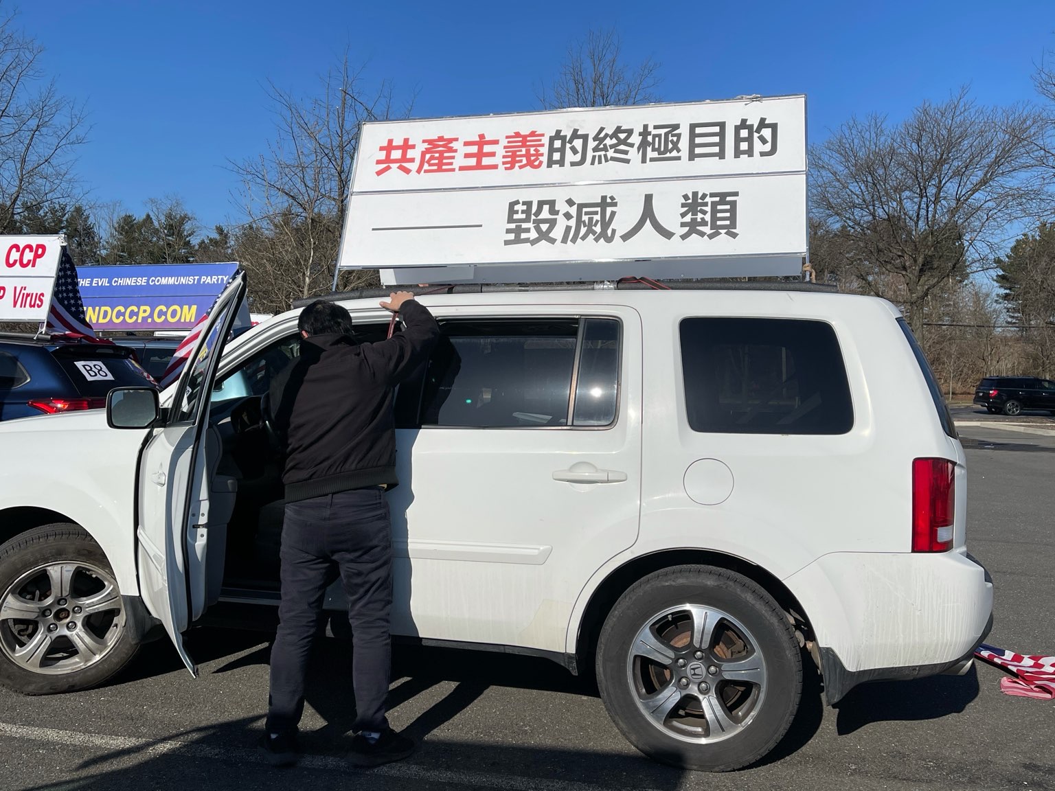 纽约退<span style='max-width:0px!important;margin-left:-4px;color:#eee!important;'>!</span>党<span style='max-width:0px!important;margin-left:-4px;color:#eee!important;'>!</span>勇士史丹顿岛车游 获民众广泛支持(组图) 2 Image 1 4