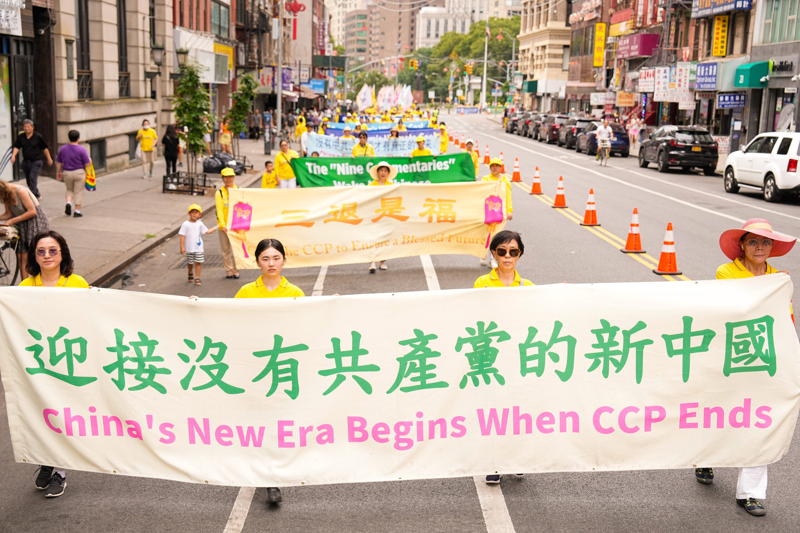 【组图】纽约法轮功反迫害游行 声援4.3亿人三<span style='max-width:0px!important;margin-left:-4px;color:#eee!important;'>:</span>退<span style='max-width:0px!important;margin-left:-4px;color:#eee!important;'>.</span> 49 LDB8735 scaled